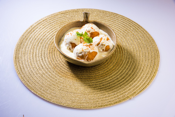 dahi vada ou dahi bhalla indien, servi dans un bol en céramique servi avec du tamarin ou chutney imli
 - Photo, image
