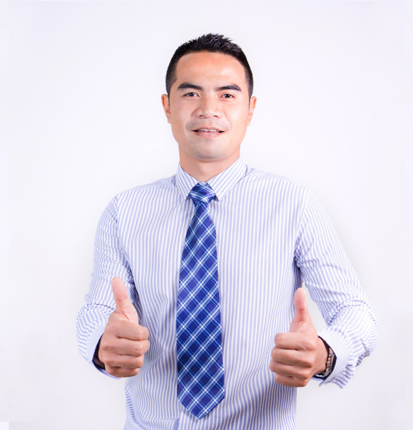 Портрет улыбающегося азиата тайского бизнесмена с двойным пальцем.
 - Фото, изображение