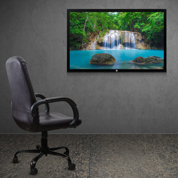Krzesło biurowe i telewizor  - Zdjęcie, obraz