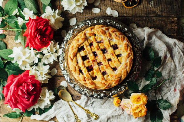Homemade cherry and strawberry  pie on rustic background. Delici - Fotoğraf, Görsel