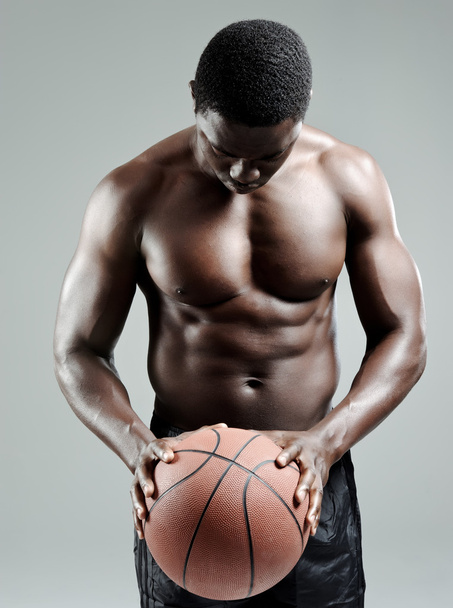 Muscular man holding a basketball - Zdjęcie, obraz