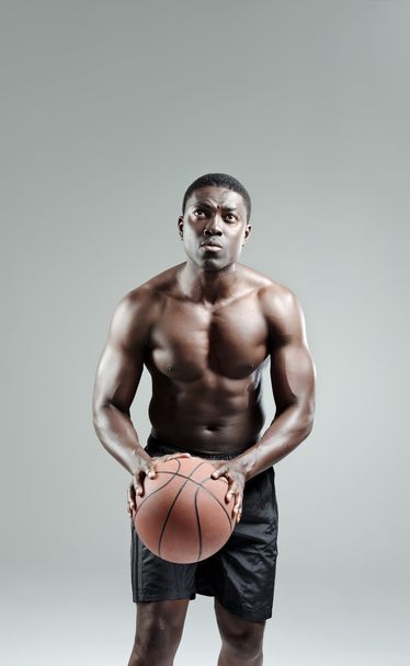 Black sportsman aims - Foto, afbeelding