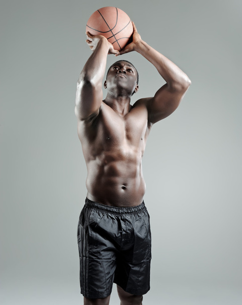 Black sportsman aims - Foto, afbeelding