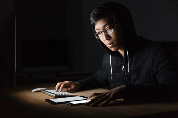 Ο άνθρωπος που χρησιμοποιούν υπολογιστή, κενή οθόνη tablet και κινητό τηλέφωνο - Φωτογραφία, εικόνα