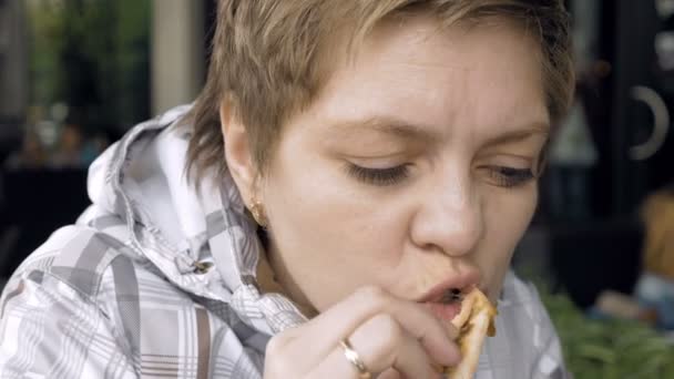 Πίτσα είναι εύκολο να αρπάξει και να φάτε σε φέτες - Πλάνα, βίντεο