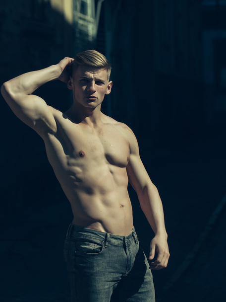 Muscular young man - Foto, immagini
