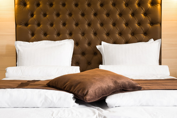 Розкішне двоспальне ліжко з м'яким узголів'ям
 - Фото, зображення