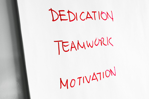 Dedicação, Trabalho em equipe e Motivação palavras no papel
 - Foto, Imagem