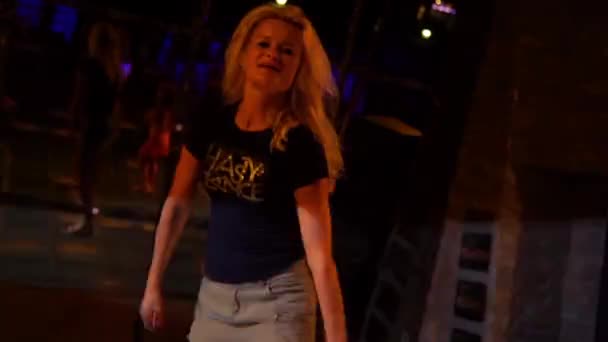 Attractive young woman dancing in a nightclub on a dancefloor - Video, Çekim