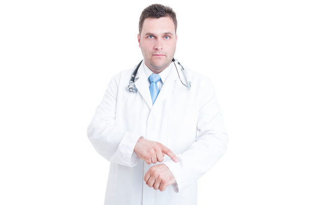 Médico masculino ou médico mostrando relógio como sendo conceito pontual
 - Foto, Imagem