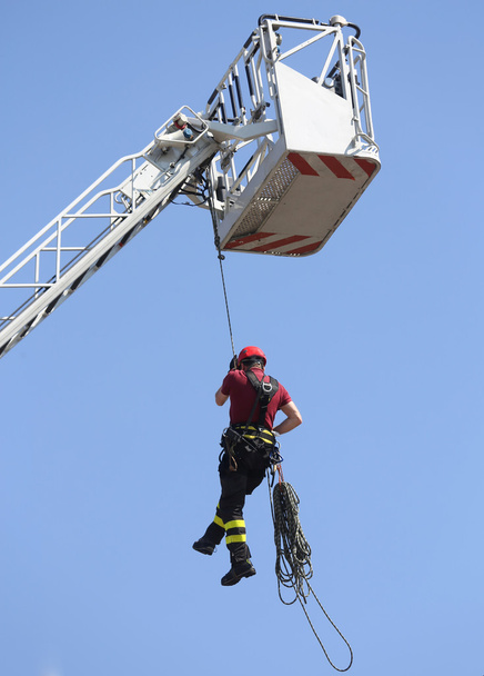 Feuerwehrmann hängte Seilklettern im Feuerwehrhaus auf - Foto, Bild