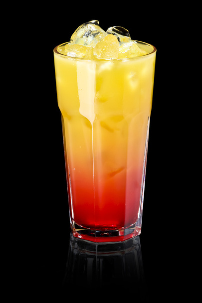 refreshing summer alcoholic cocktail a black background - 写真・画像
