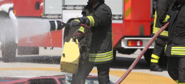 bomberos con el extintor de incendios durante una sesión de práctica
 - Foto, imagen