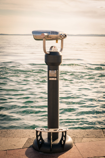Moeda Operado visualizador Binocular ao lado do passeio à beira-mar i
 - Foto, Imagem
