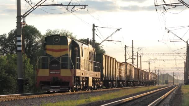 Teherszállító vonat húz - Felvétel, videó