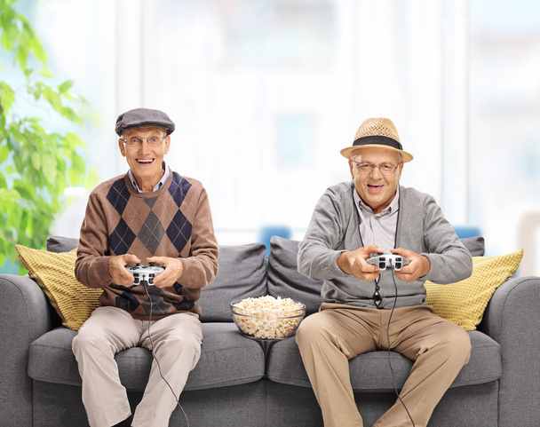 senior men playing video games - Foto, afbeelding