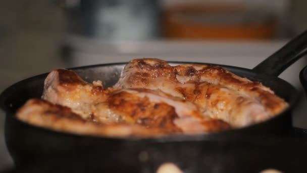 fritar a carne em uma panela de ato de fritar
 - Filmagem, Vídeo