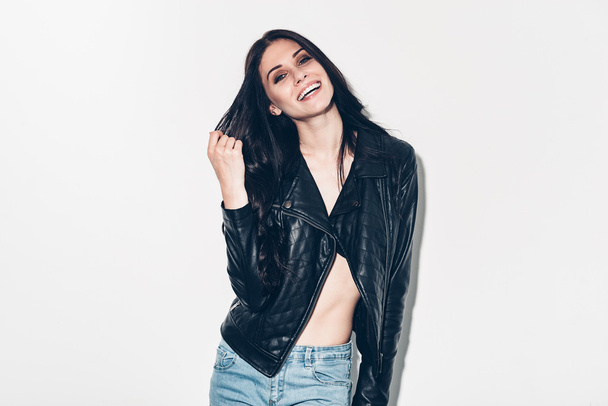 woman in unbuttoned leather jacket - Foto, afbeelding