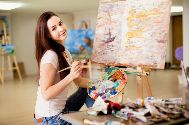 Female Artist Working On Painting In Studio - Foto, Imagen