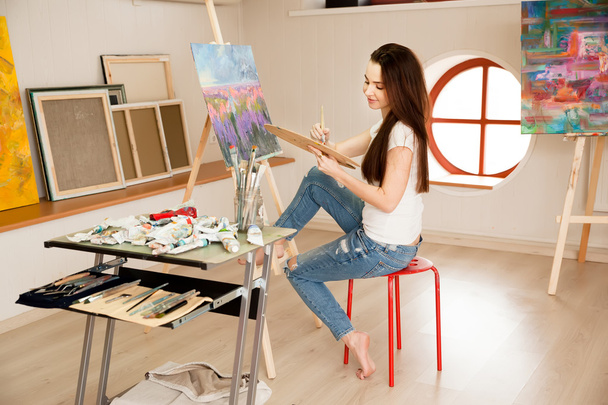 Female Artist Working On Painting In Studio - Foto, Imagem