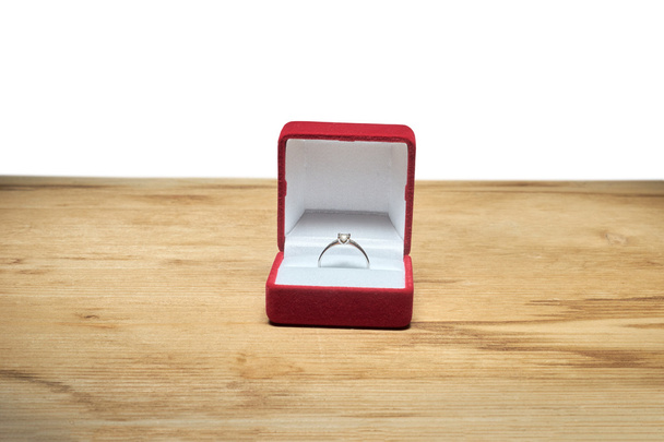 anillos de boda en una mesa de madera - Foto, imagen