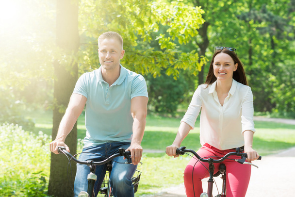 Couple Riding Bicycle - Foto, imagen