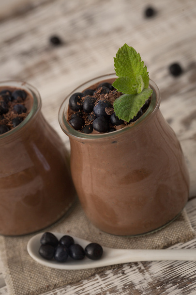 Desayuno saludable o merienda matutina con semillas de chía de chocolate
 - Foto, imagen