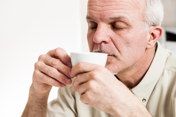 Memnun adam çay fincan yudumlarken - Fotoğraf, Görsel