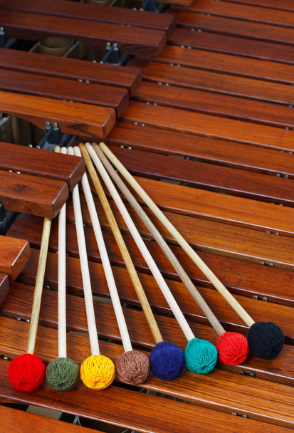 Mallets descansando sobre marimba
 - Foto, Imagen