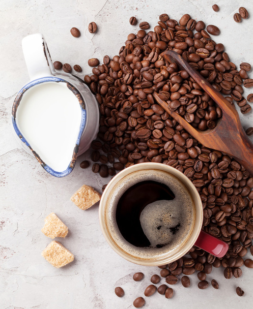 Kaffee mit Milch und braunem Zucker - Foto, Bild