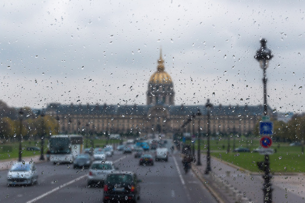 Abstract onscherpe achtergrond met waterdruppels: weergave door het raam Parijs Frankrijk - Foto, afbeelding