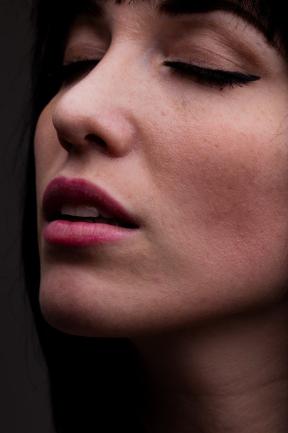 Close-up op vrouw met sensuele expressie - Foto, afbeelding