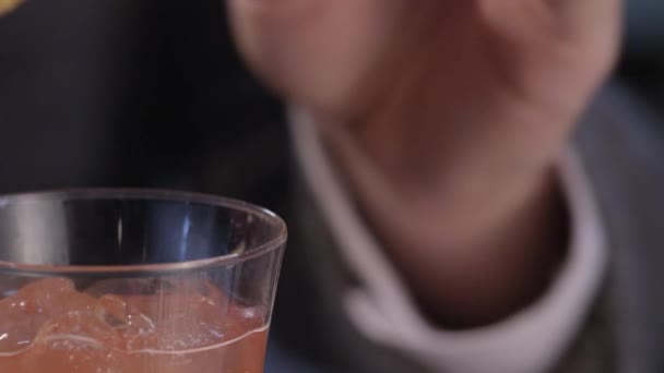 Whiskey Sour Cocktail - Materiał filmowy, wideo