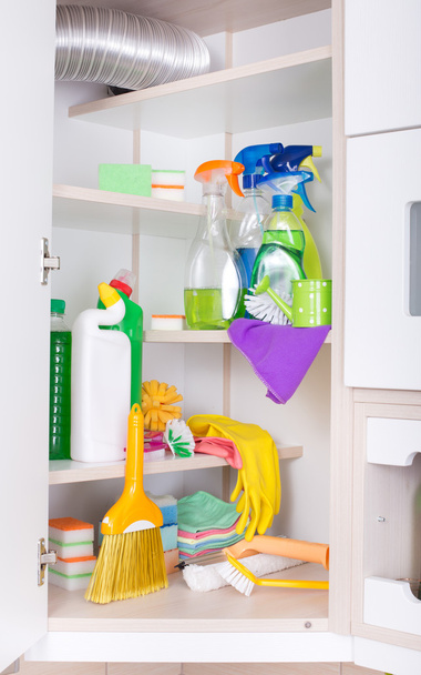 Reinigungsmittel in der Speisekammer - Foto, Bild