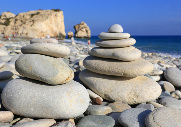 piedras equilibradas en el mar
 - Foto, Imagen
