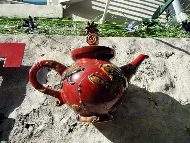 Декоративный французский красный керамический чайник, в Париже
 - Фото, изображение