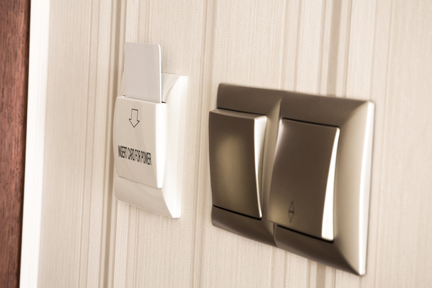 Cerradura electrónica con tarjeta insertada en una habitación de hotel
 - Foto, Imagen
