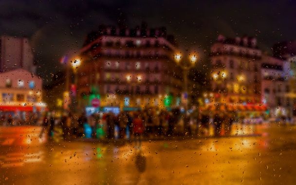 Fond flou abstrait : vue à travers la fenêtre mouillée Paris by Night
 - Photo, image