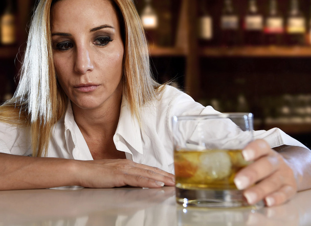alcohólica borracha desperdiciada bebiendo whisky escocés en el bar
 - Foto, imagen