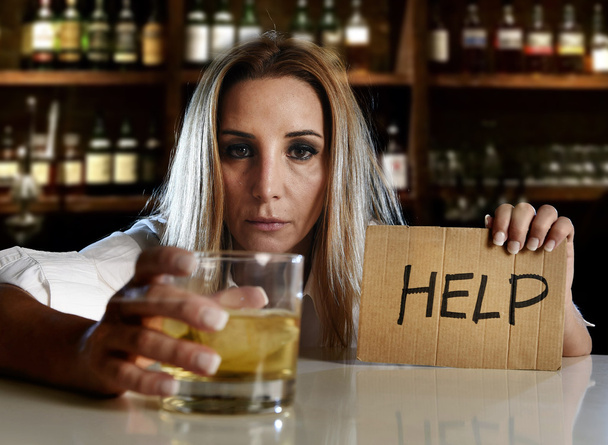 opilá alkoholická blondýnka konzumace alkoholu žádat o pomoc v baru nebo hospodě - Fotografie, Obrázek