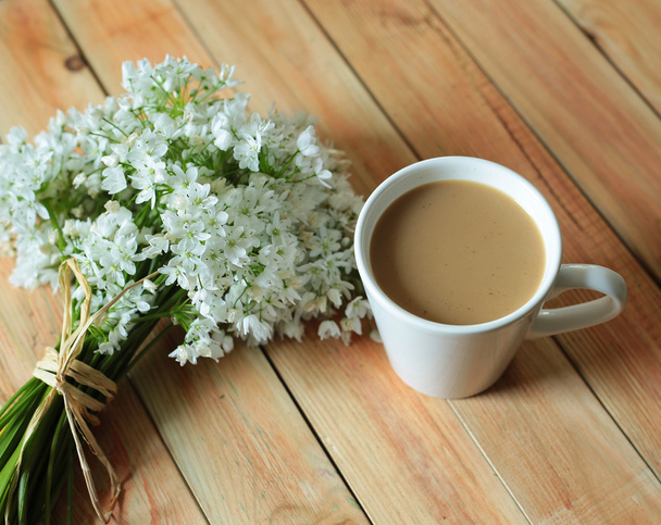 Kahvi ja kukat
 - Valokuva, kuva