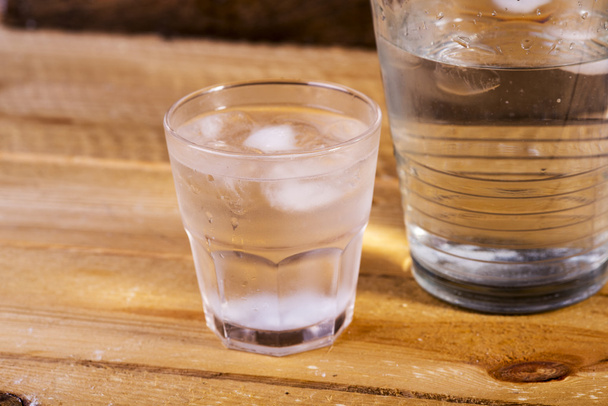 Agua mineral en un vaso
 - Foto, imagen