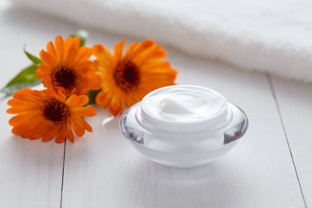 Kruiden cosmetische ance Cream met calendula vitamine natuurlijke organische moisturizer - Foto, afbeelding