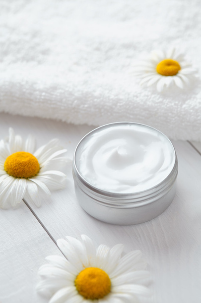 Natural organic herbal cosmetic cream with chamomile flowers vitamin - Foto, Imagen