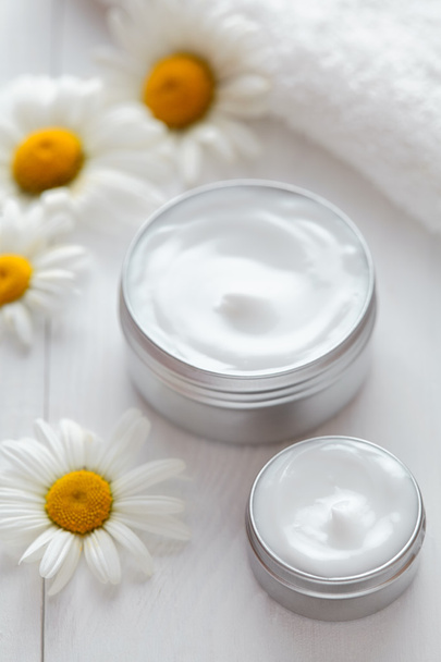 Skin cleansing cosmetic cream with chamomile flowers vitamin spa lotion - Valokuva, kuva