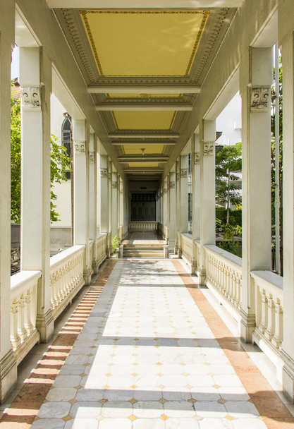 Európai stílusú épület folyosó Phaya Thai palota, Bangkok, Thaiföld - Fotó, kép