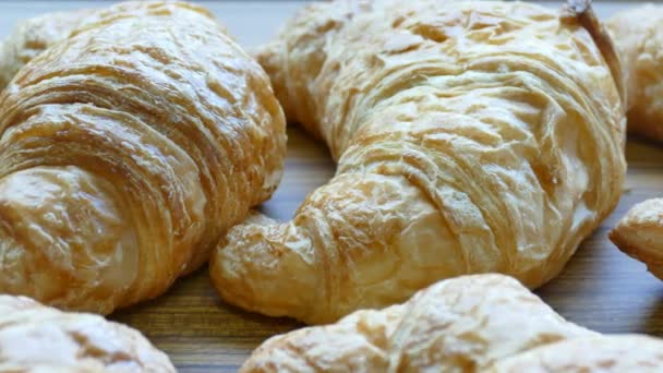 Friss sült croissant - Felvétel, videó