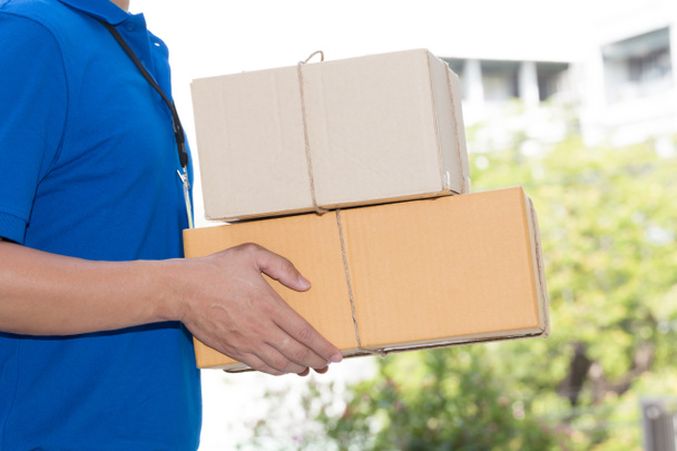 Szállítási ember, aki egy csomag doboz, szállítási szolgáltatási koncepció - Fotó, kép