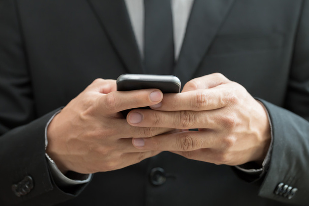 Liikemies käyttää mobiili älypuhelin
 - Valokuva, kuva