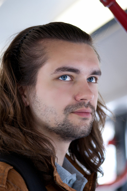 jonge sexy aantrekkelijke man met lange haren - Foto, afbeelding